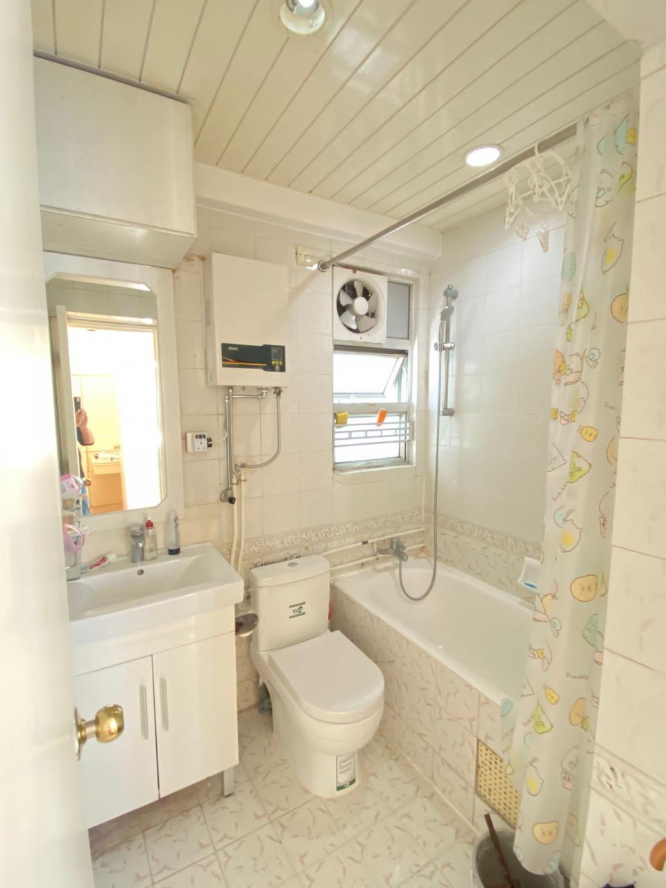 浴室面積頗大,兼且是明廁,裝修亦新淨。