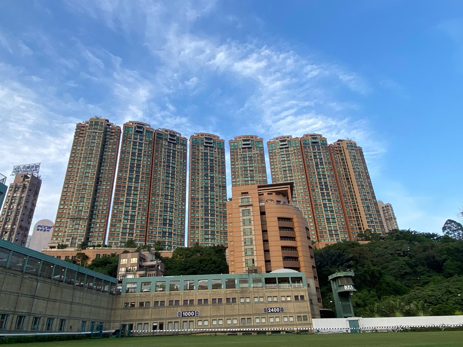 禮頓山位於跑馬地傳統豪宅地段,居高臨下,是區內少有具規模的大型豪宅屋苑。