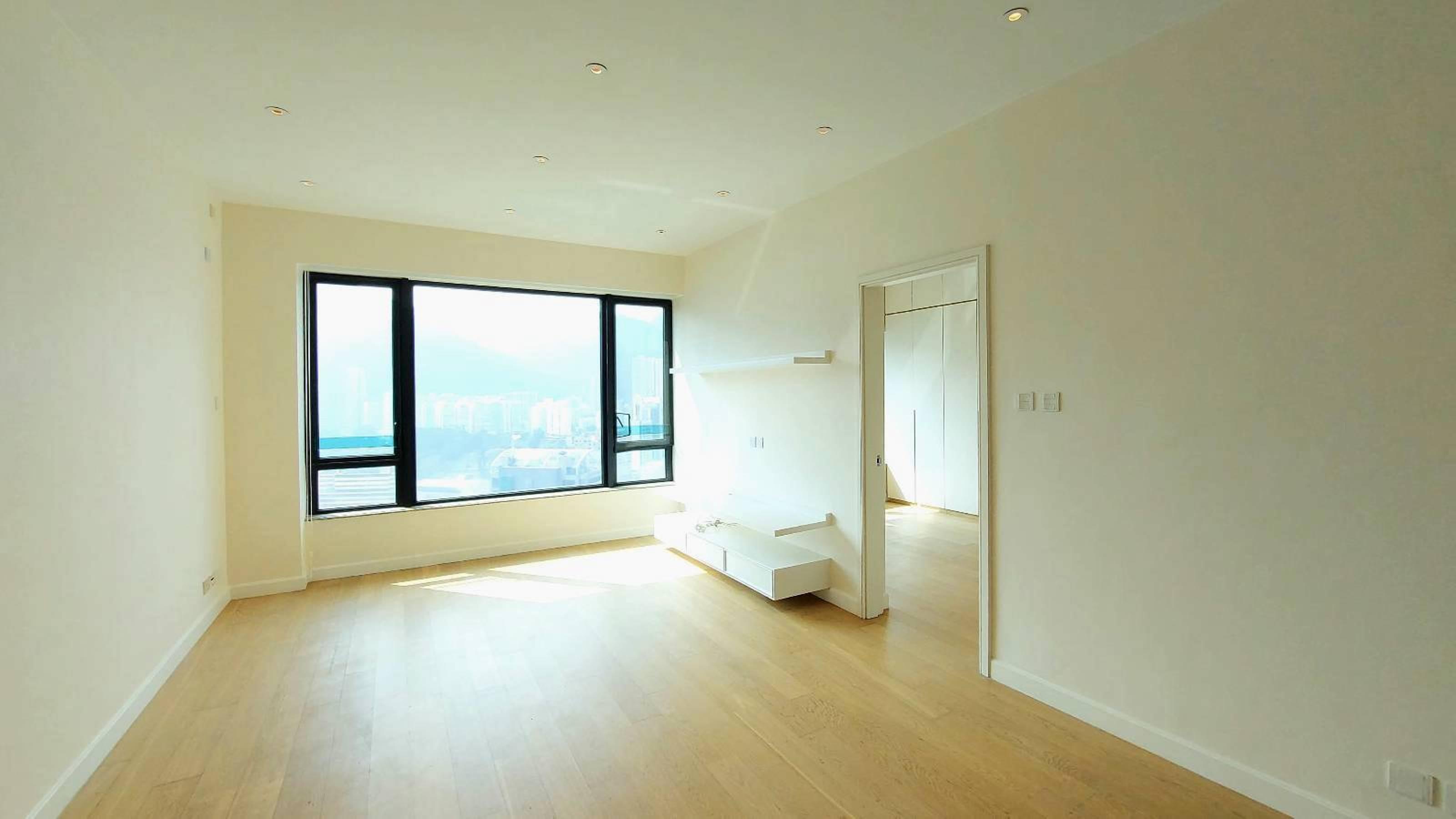 長方形開則大廳十分寬敞,闊大的玻璃窗外是無遮檔全馬場景和市景,室內亦光猛開揚。