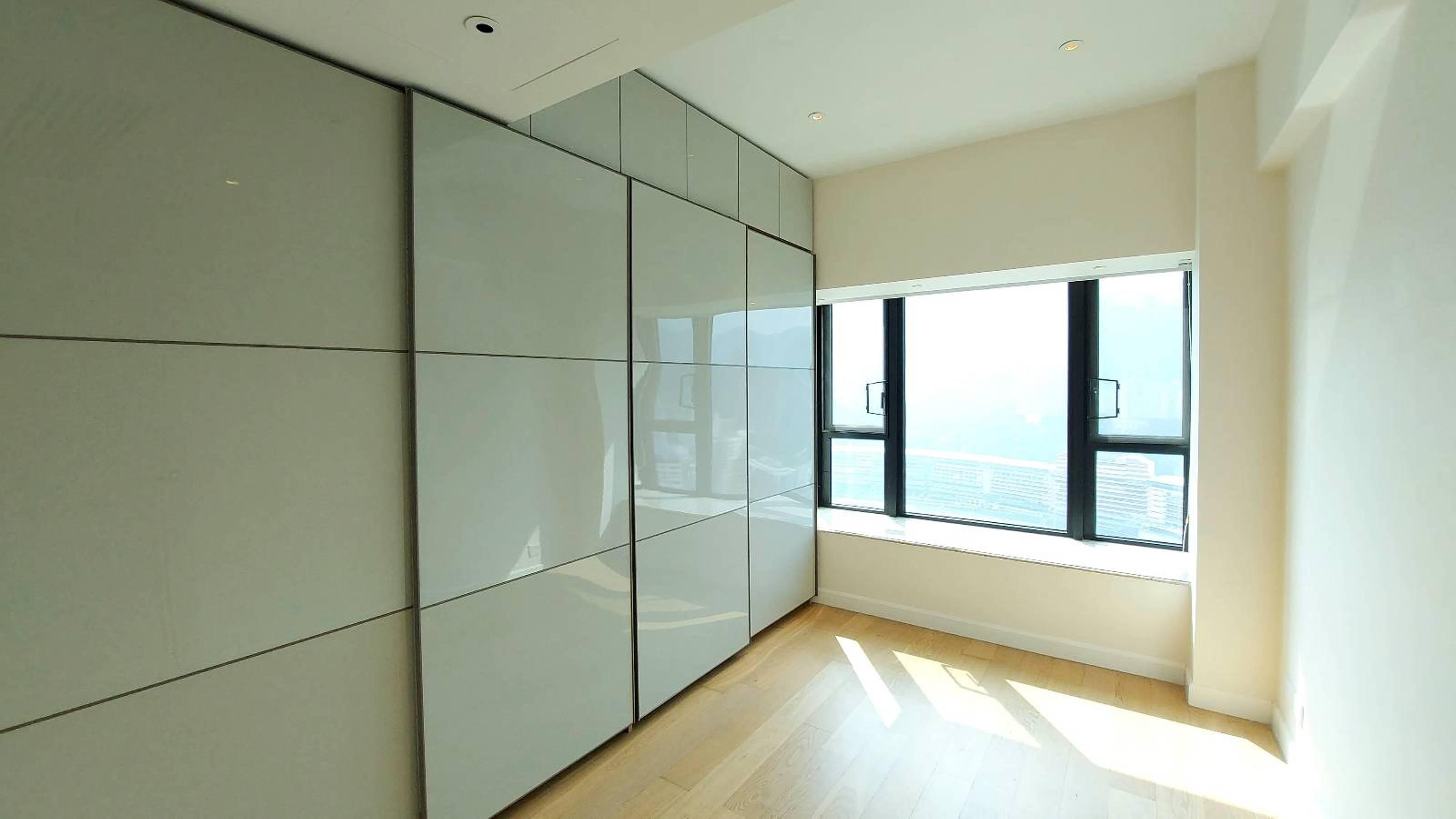 另一個睡房間隔亦四正闊大,設有一列大型置頂衣櫃,新淨實用。