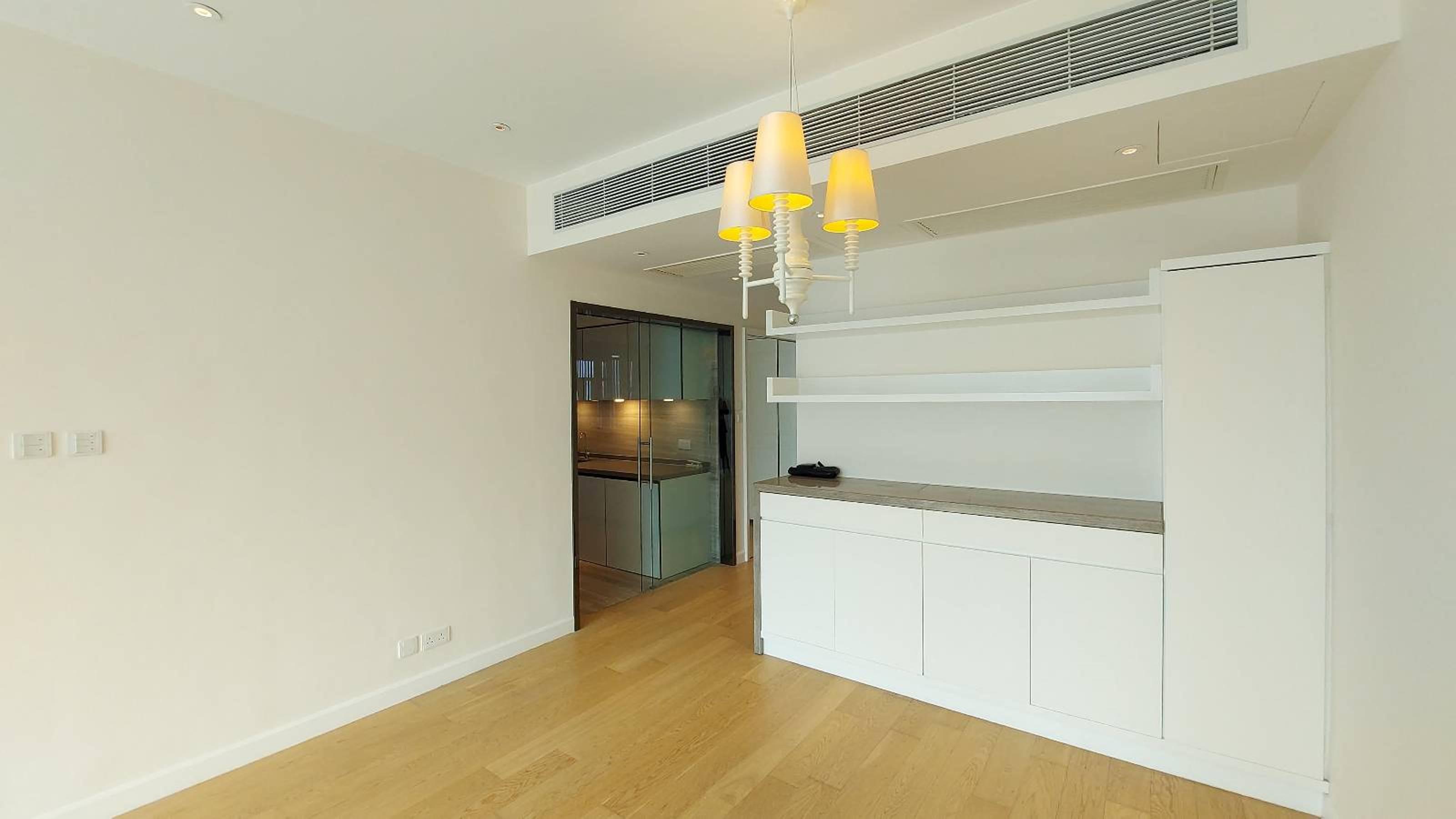 廚房採透門玻璃門設計,大為提升視覺空間感。