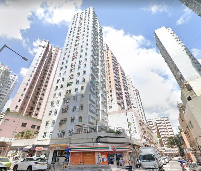 位於大埔舊墟的單幢樓粵發大廈,樓齡有逾34年,外貌算新淨。(網上截圖)