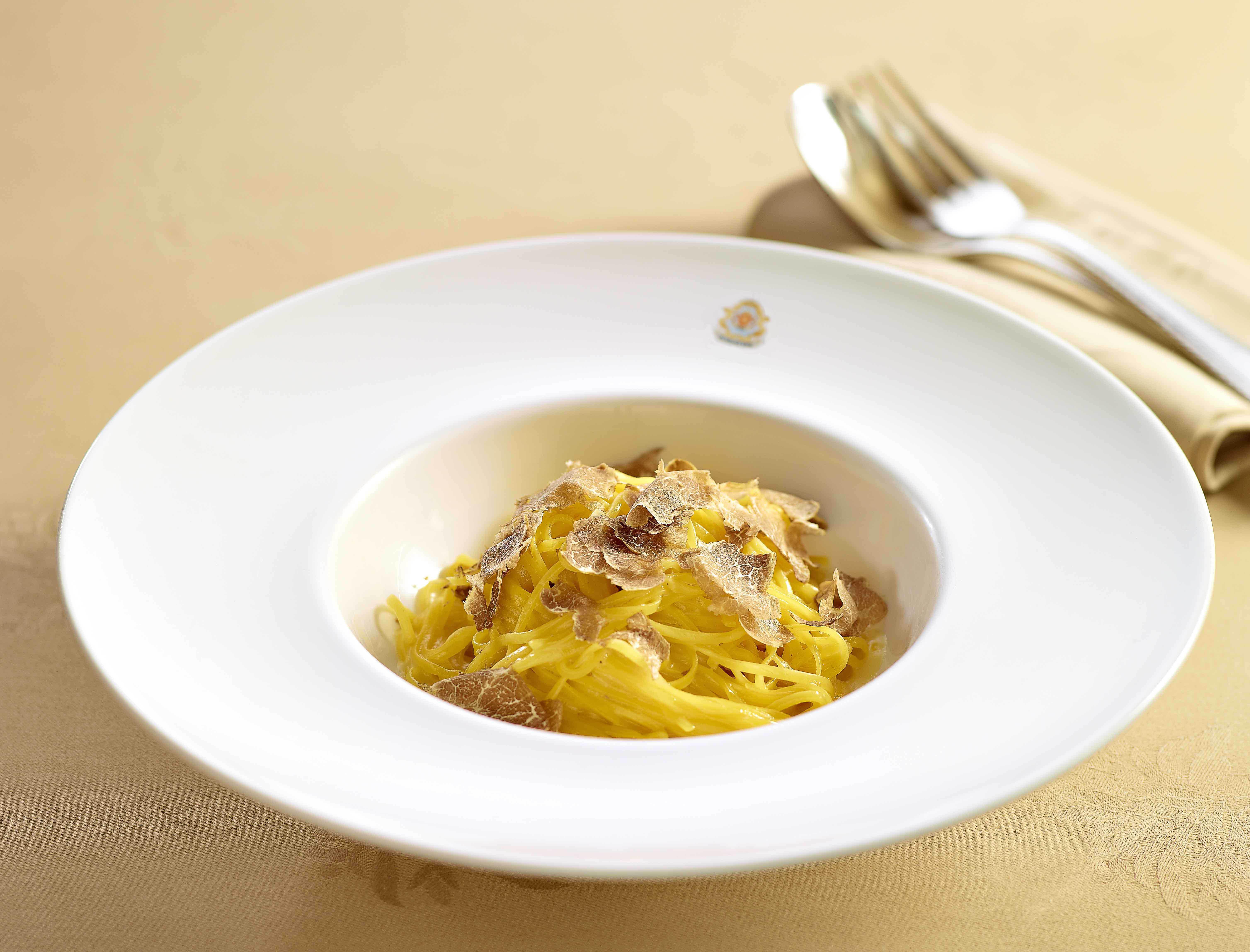 經典牛油汁幼蛋麵配阿爾巴頂級白松露