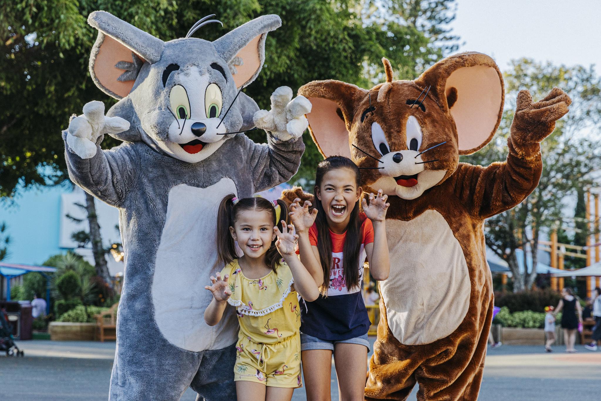 與卡通人物拍照留影