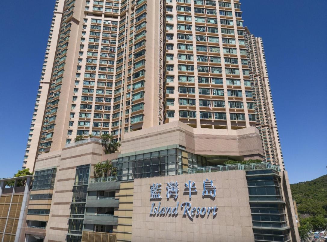 小西灣藍灣半島高層套三房海景戶,放盤3個月三度減價後,近日以955萬元成交,呎價低見15,000元。(資料圖片)