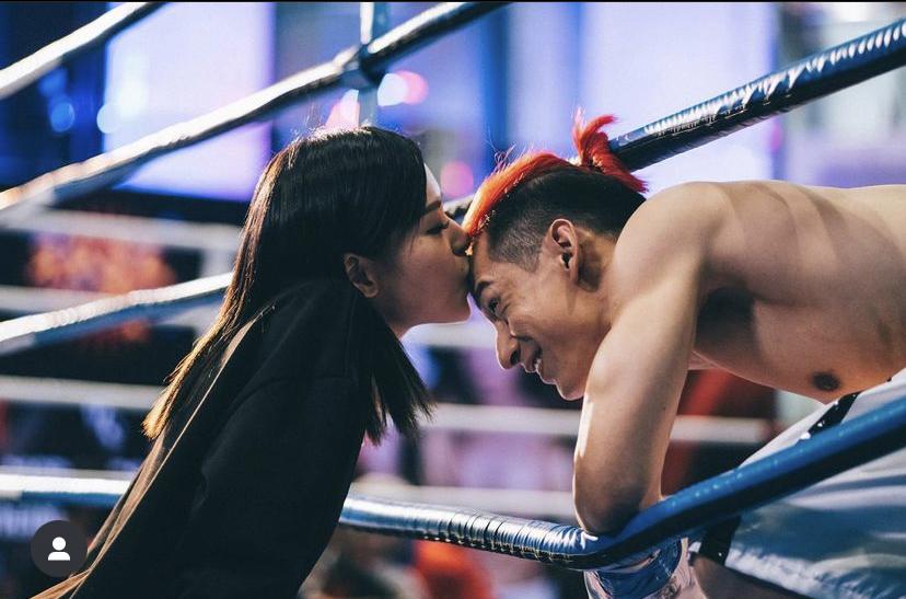 在袁天就上台前,太太Ivy深情一吻。