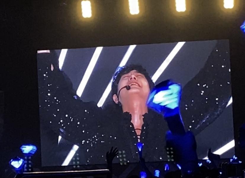 圭賢激動跪地,以廣東話向全場ELF高呼「你哋係心肝寶貝」。