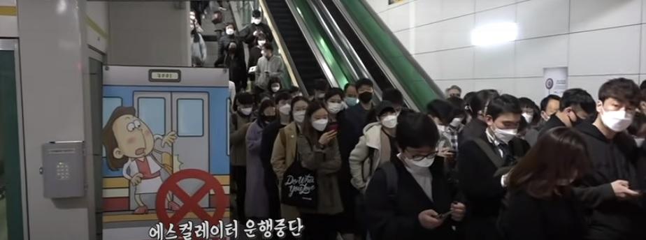 候車人龍伸延至扶手電梯。(互聯網)