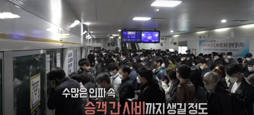 月台逼爆。(互聯網)