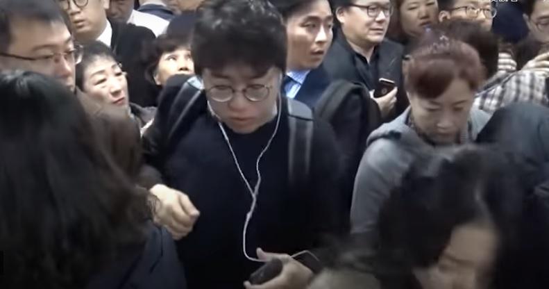 車廂擠迫。(互聯網)