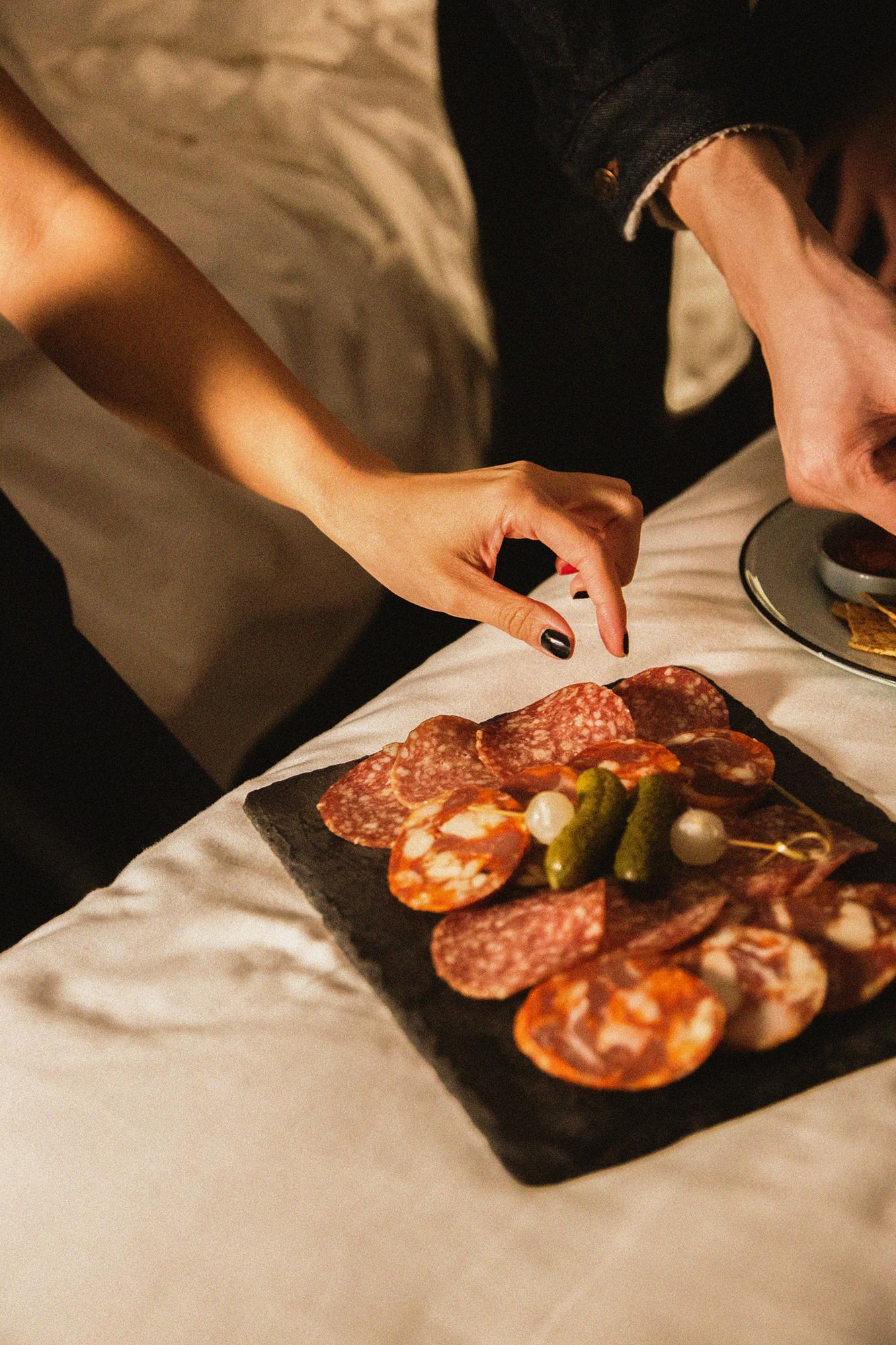 香辣乾番茄醬配法式多士及扁麵包