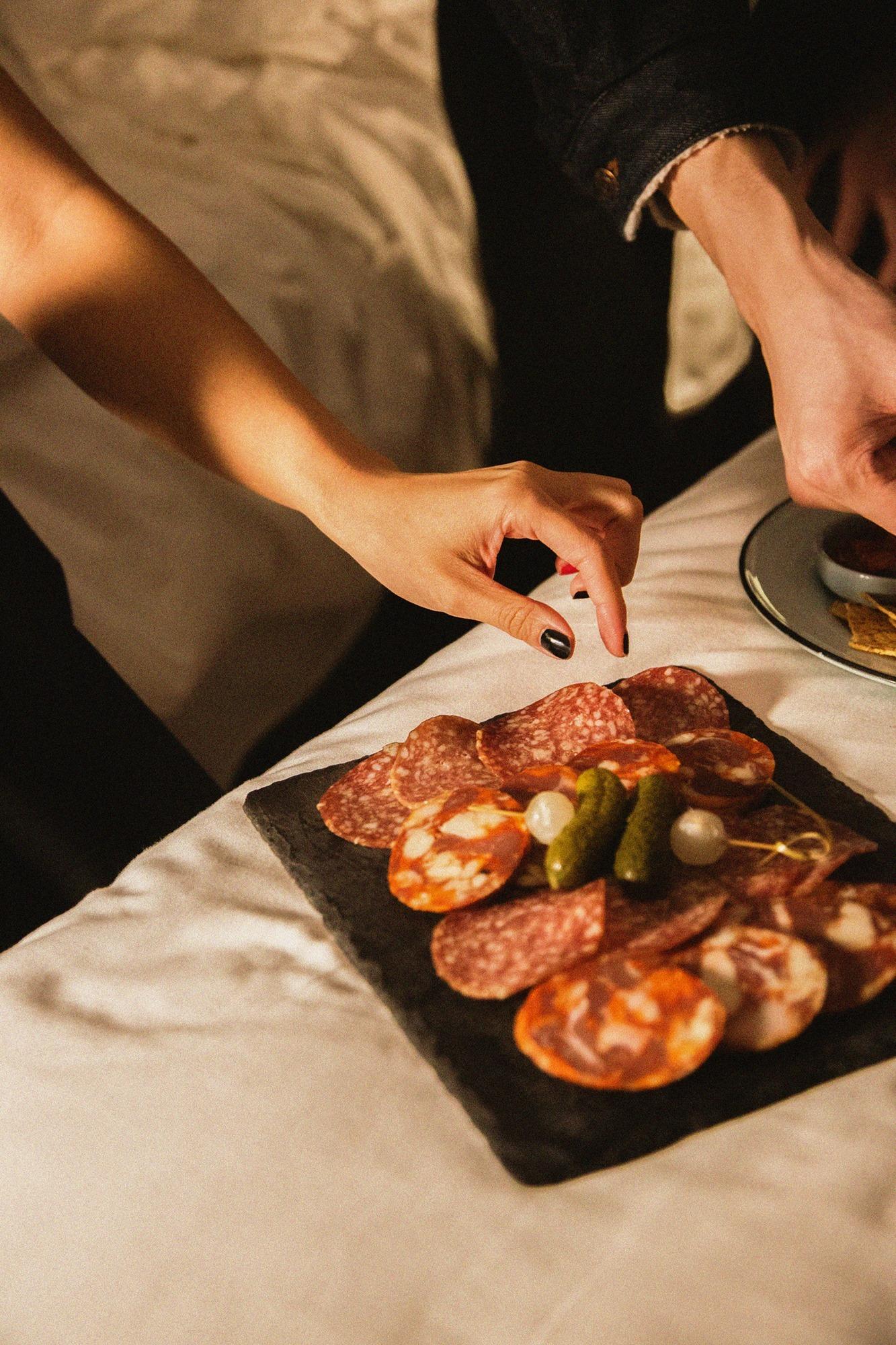 香辣乾番茄醬配法式多士及扁麵包