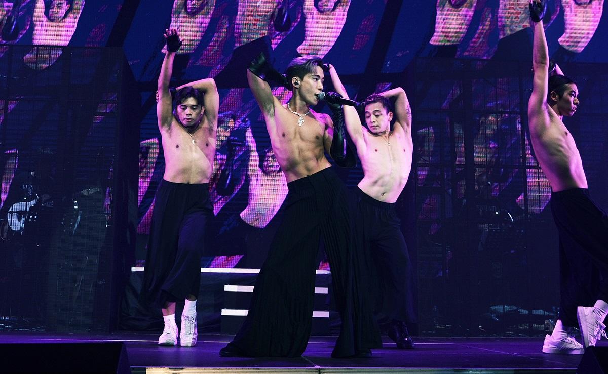 馬天佑在去年的《Reinvention 衫.重奏》演唱會大派福利騷肌表演。