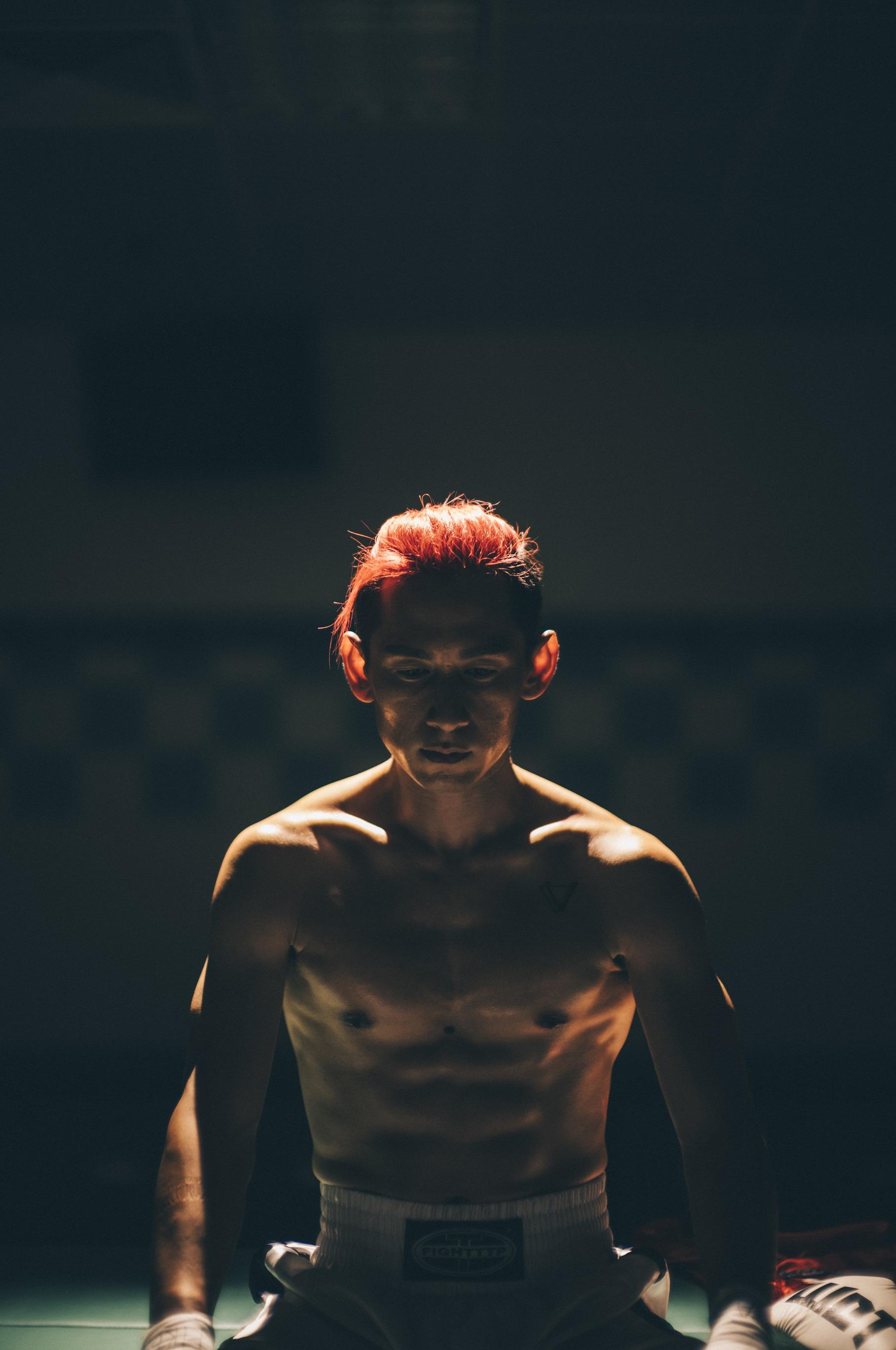 駱振偉為劇集騷肌肉做足準備。(《繩角》劇照)