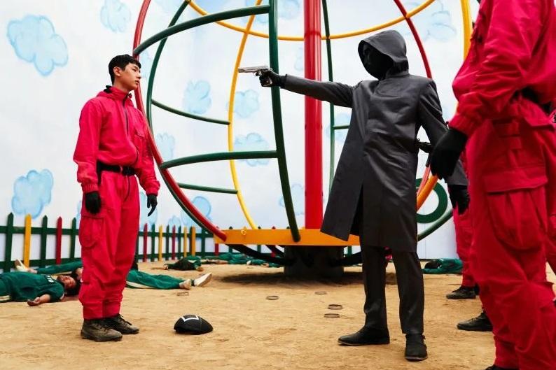 現年23歲的李廷晙在《魷魚遊戲》中演遊戲管理員。