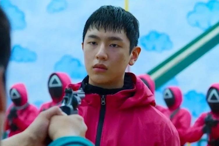 現年23歲的李廷晙在《魷魚遊戲》中演遊戲管理員。