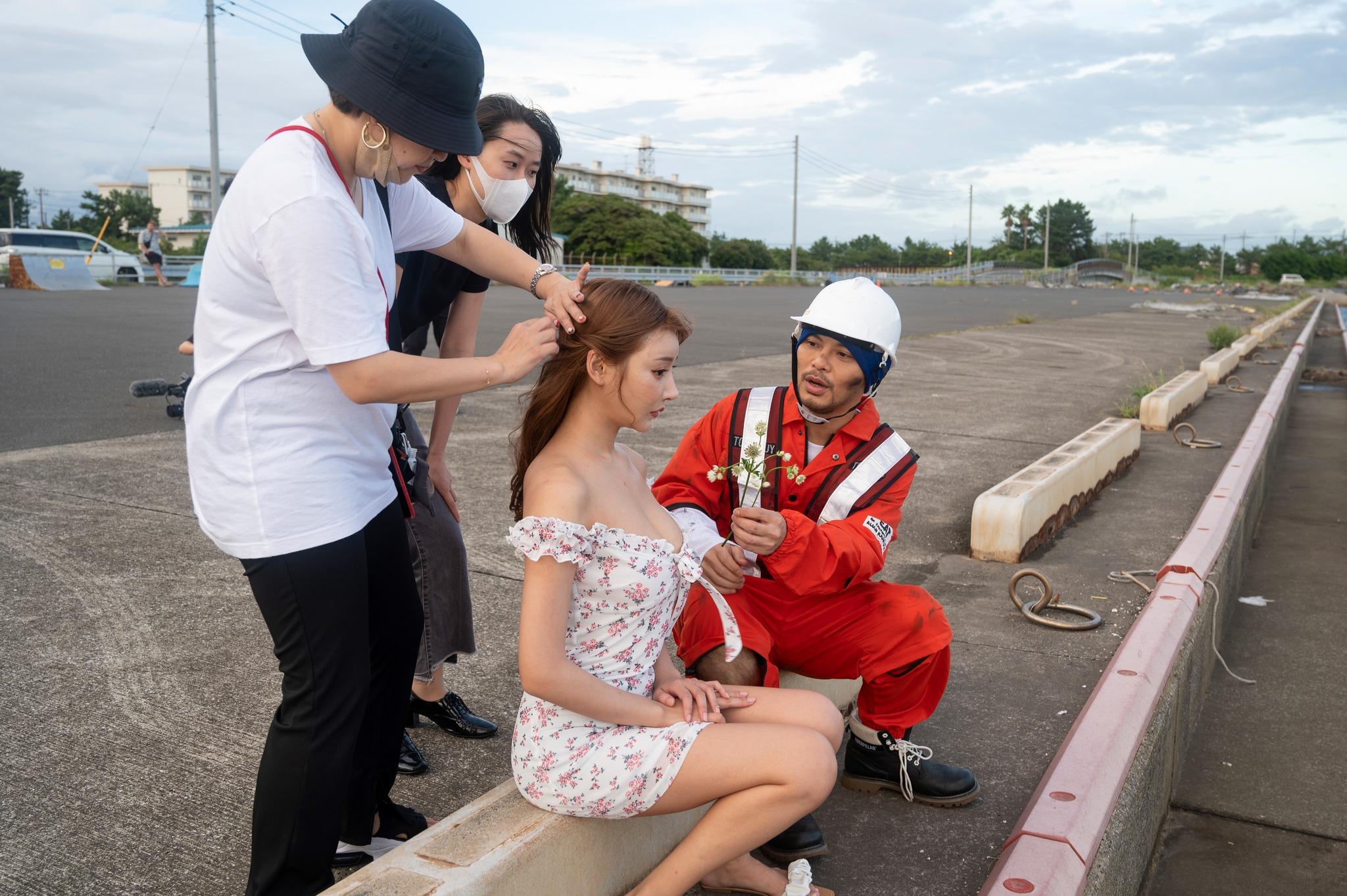 明日花被指擺款,愈來愈有阿姐風範。