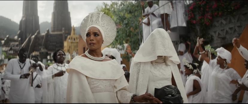 瓦干達國王鐵查拉駕崩,舉國哀悼。(《黑豹2》劇照)