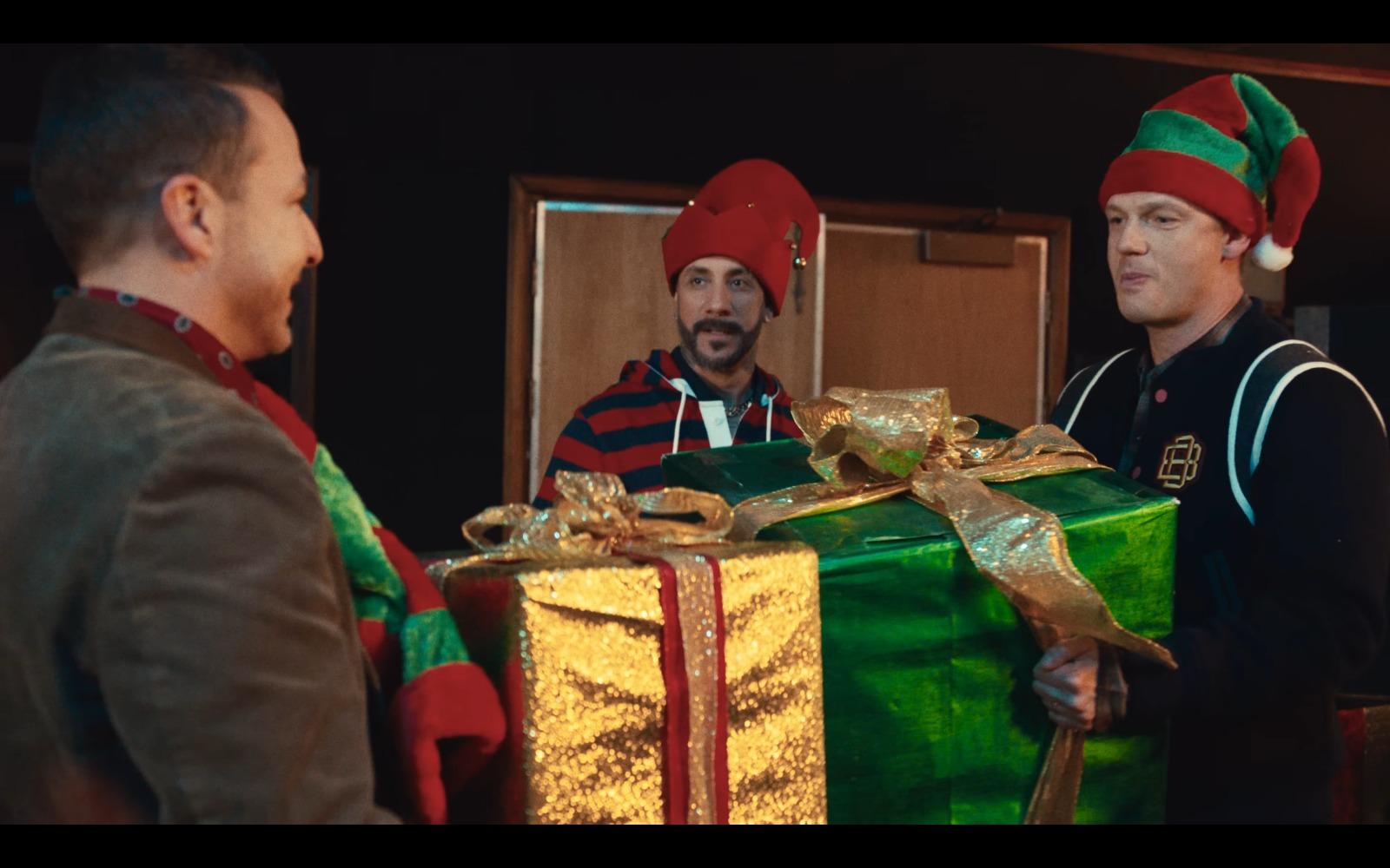 眾人在MV中交換禮物,節日氣氛濃厚。