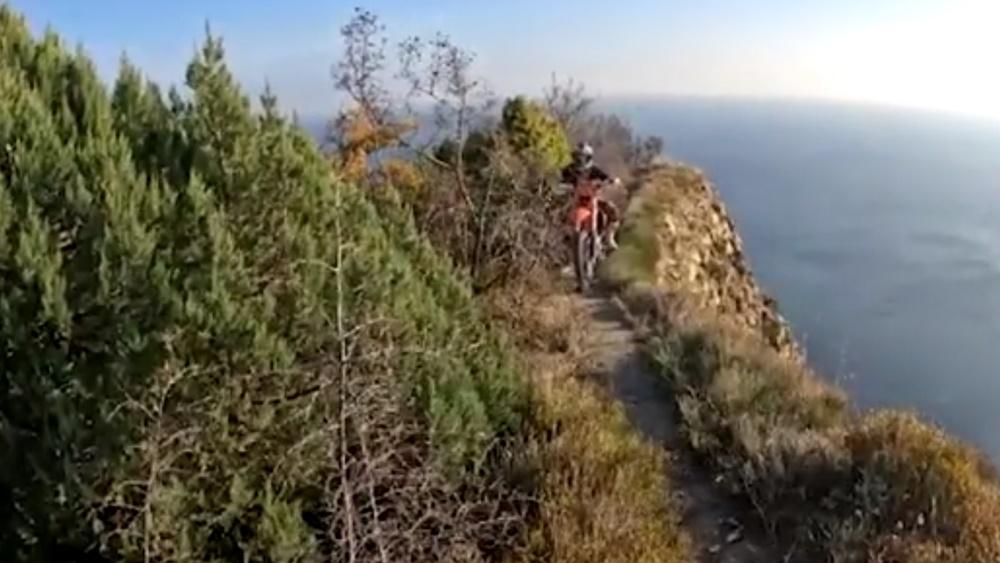 Mikhail Blumenfeld上周日(12日)在卡斯洛達市一個山崖上訓練特技。(Twitter)