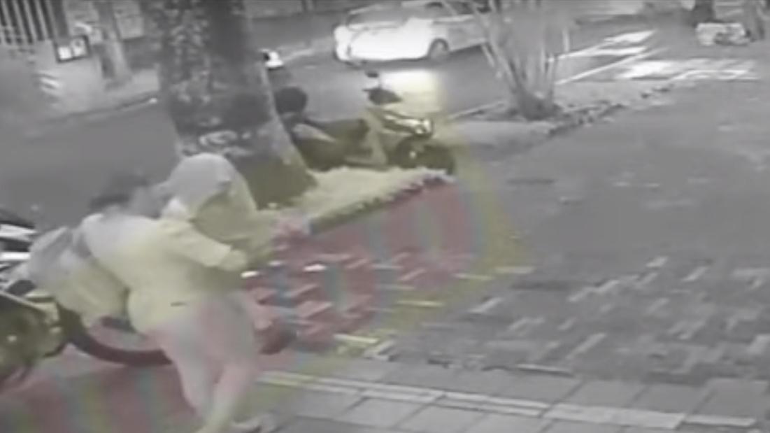 的士等待紅燈轉燈期間。(YouTube)