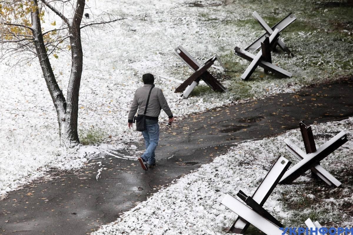 首都基輔,近日氣溫已經降至零度以下,周四(17日)出現入冬後第一場雪,當局正加緊搶修電力供應。(Twitter)