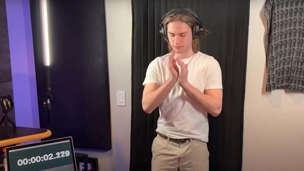 Dalton Meyer聽到指示後,他就開始拍手,「啪啪啪」聲響個不停。(YouTube)