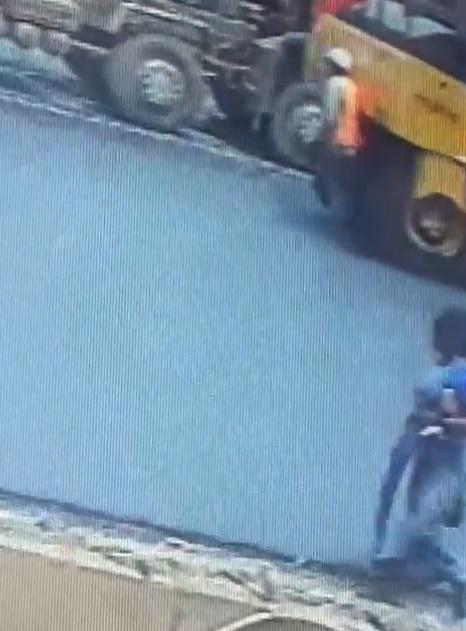 工人未及反應已倒地並遭捲入車底。(Twitter)