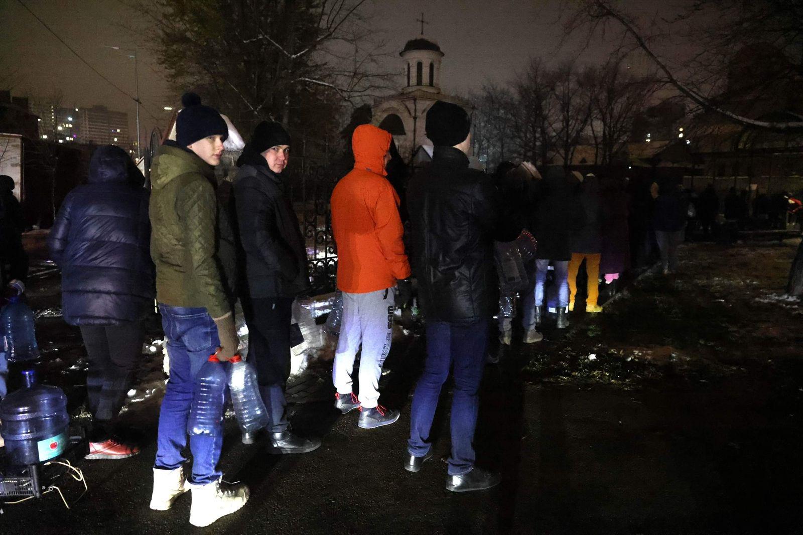 烏克蘭多處停水停電居民街頭輪水,俄方指烏答應要求可結束人民苦難。(Twitter)