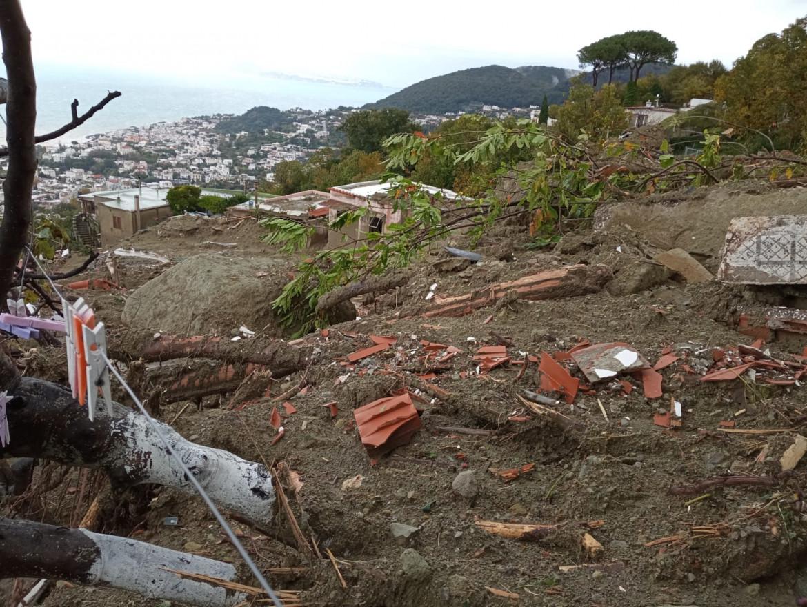 當局出動小型堆土機協助清理道路,讓救援車輛通過,但部份地區仍有山泥傾瀉危險。(Twitter)