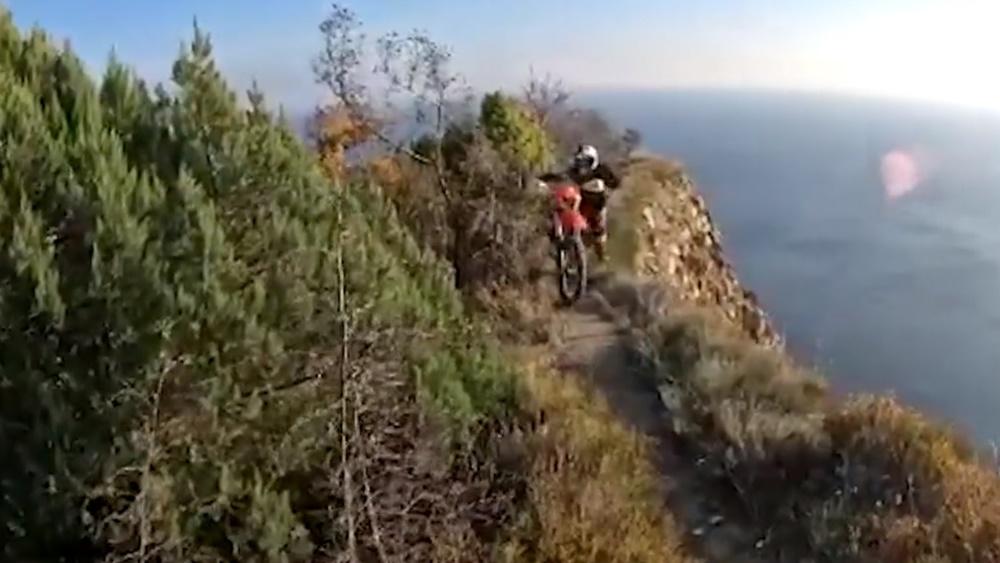 惟他疑似察覺情況有誤,突然煞停,詎料他企圖伸腳踏地時,疑踏了個空,整個人頓失平衡。(Twitter)