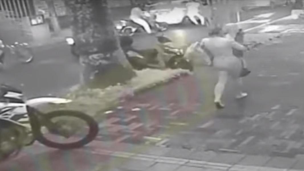 4名分別乘坐2架電單車的持槍匪徒突然將的士攔截,之後向車內開了數槍,搶手財物後離開。(YouTube)