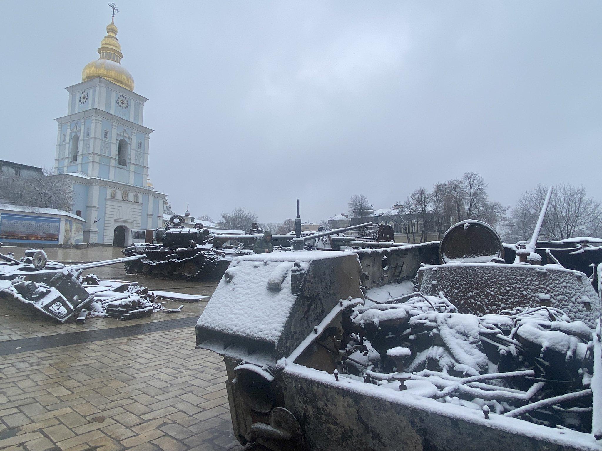 首都基輔,近日氣溫已經降至零度以下,周四(17日)出現入冬後第一場雪,當局正加緊搶修電力供應。(Twitter)