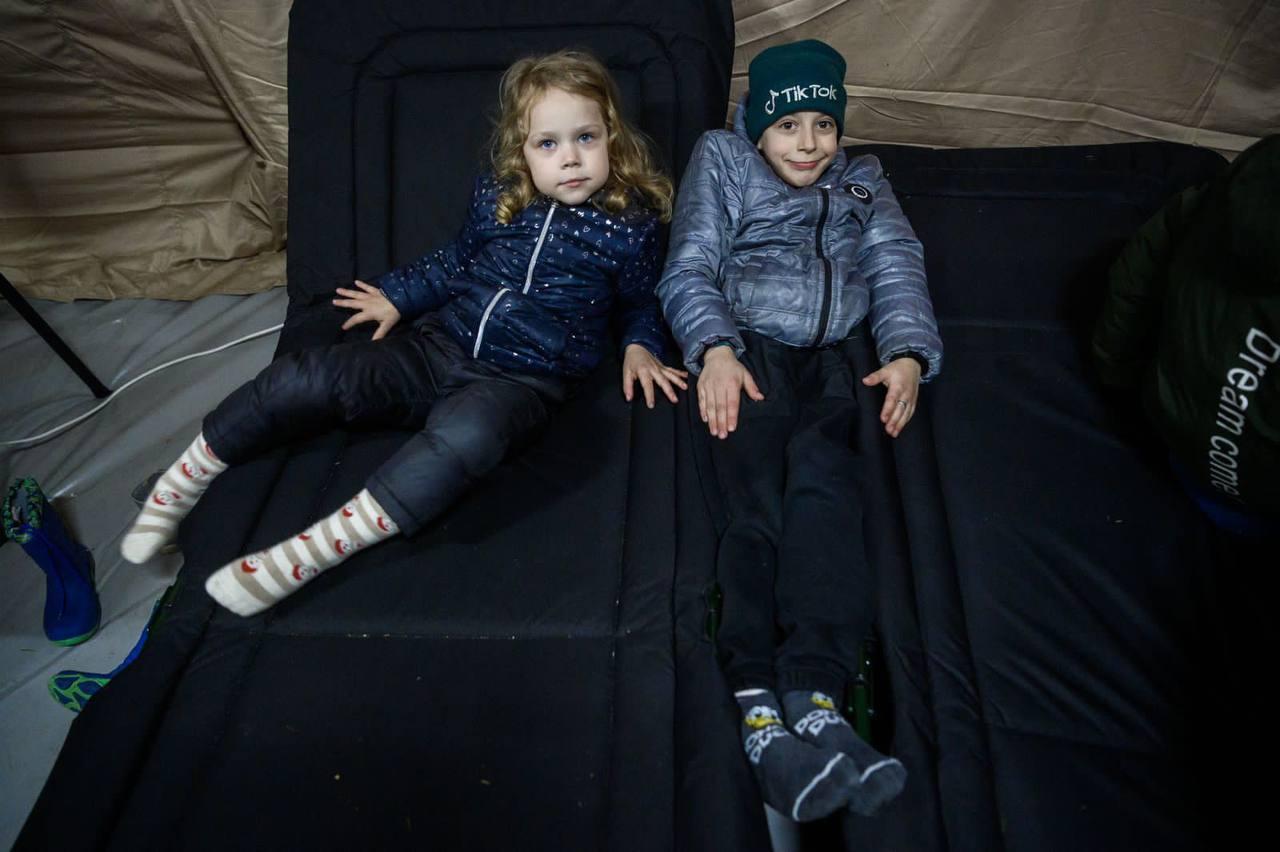 特殊庇護站內有暖氣及充電設施,可以上網,亦有免費熱食提供。(Twitter)