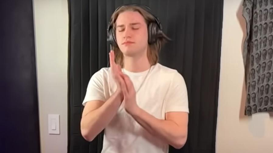 Dalton Meyer聽到指示後,他就開始拍手,「啪啪啪」聲響個不停。(YouTube)