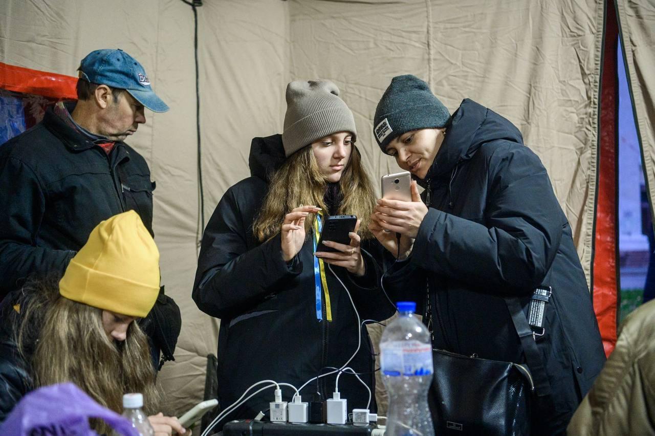 特殊庇護站內有暖氣及充電設施,可以上網,亦有免費熱食提供。(Twitter)