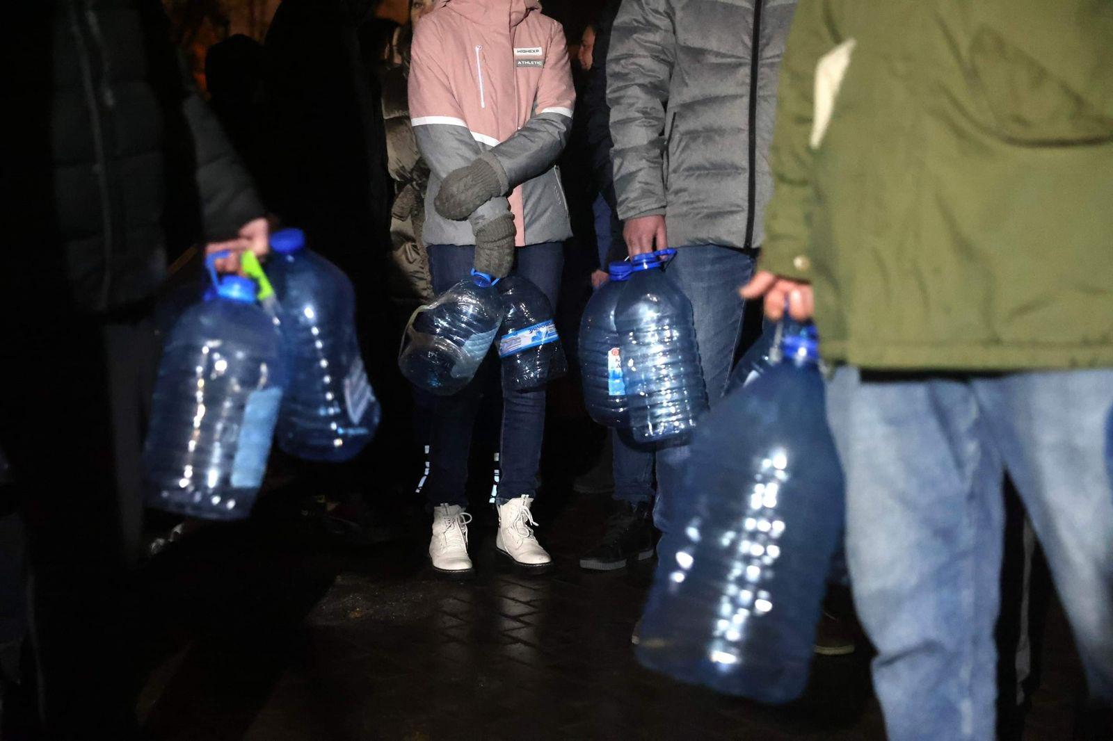 烏克蘭多處停水停電居民街頭輪水,俄方指烏答應要求可結束人民苦難。(Twitter)