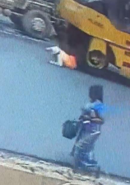 工人未及反應已倒地並遭捲入車底。(Twitter)