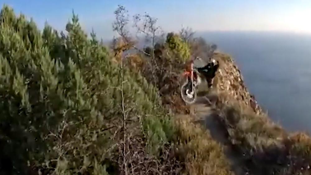 惟他疑似察覺情況有誤,突然煞停,詎料他企圖伸腳踏地時,疑踏了個空,整個人頓失平衡。(Twitter)