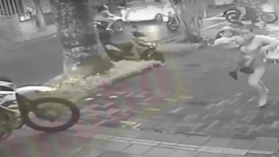 4名分別乘坐2架電單車的持槍匪徒突然將的士攔截,之後向車內開了數槍,搶手財物後離開。(YouTube)