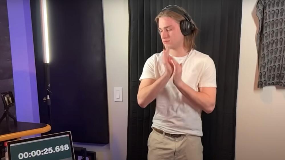 Dalton Meyer更閉目專心去拍手,間中一看計時屏幕。(YouTube)