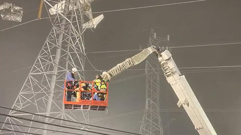 救援行動並不容易,首先要把線路接地,再由美國聯邦航空管理局 (FAA)協助限制該區飛機飛行,救援人員才可行動。(Twitter)