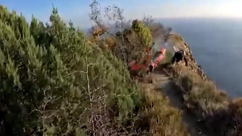 惟他疑似察覺情況有誤,突然煞停,詎料他企圖伸腳踏地時,疑踏了個空,整個人頓失平衡。(Twitter)