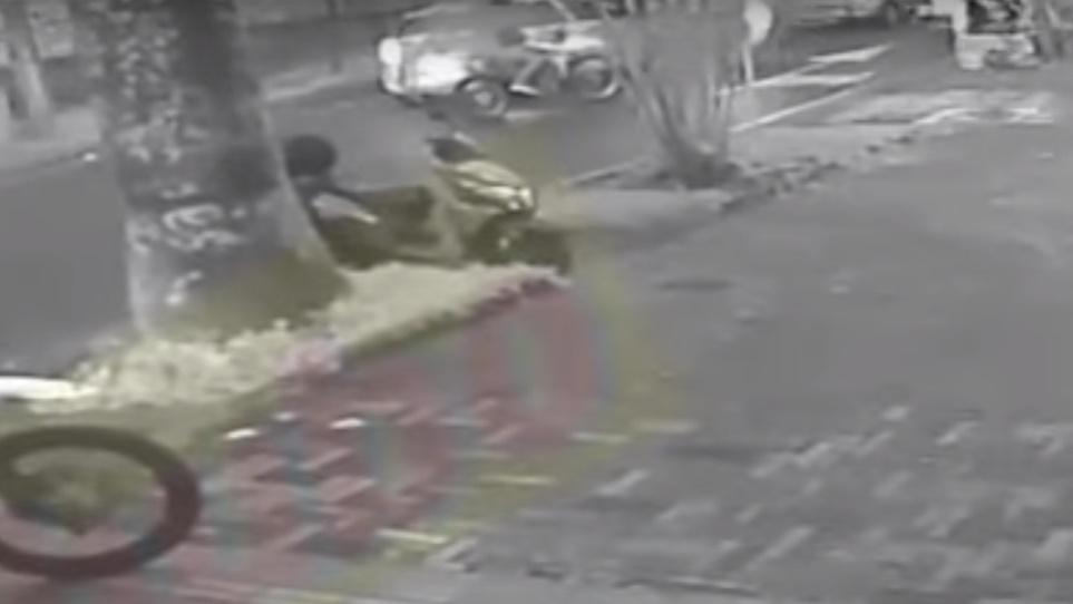 4名分別乘坐2架電單車的持槍匪徒突然將的士攔截,之後向車內開了數槍,搶手財物後離開。(YouTube)