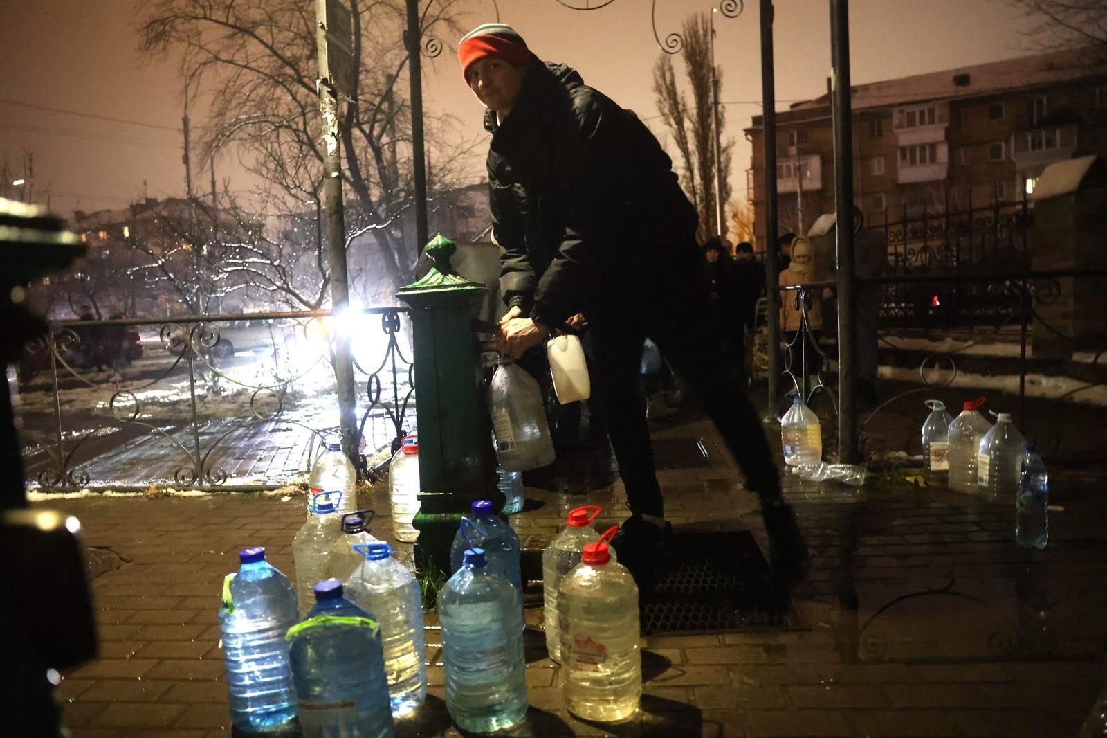 烏克蘭多處停水停電居民街頭輪水,俄方指烏答應要求可結束人民苦難。(Twitter)