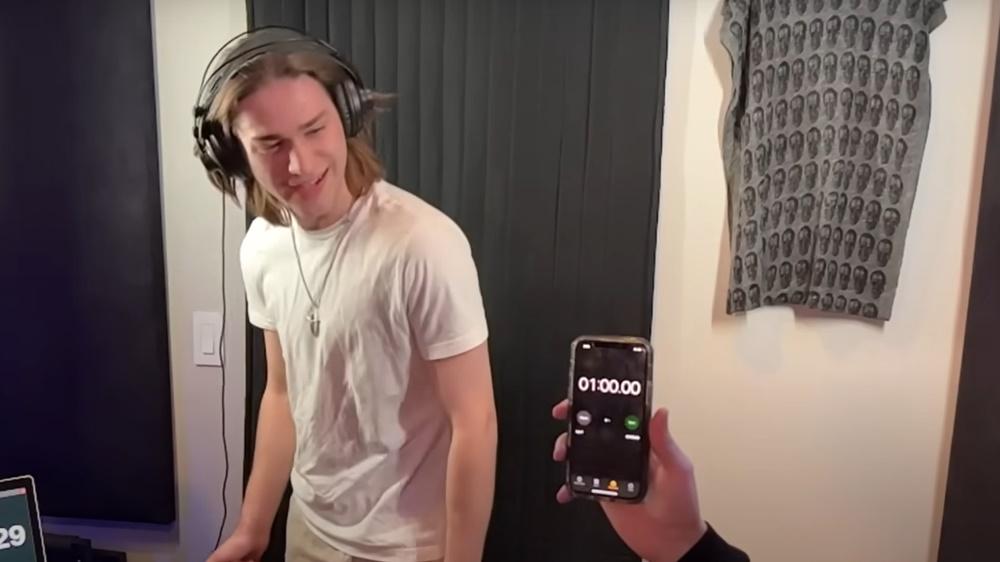 Dalton Meyer更閉目專心去拍手,間中一看計時屏幕。(YouTube)