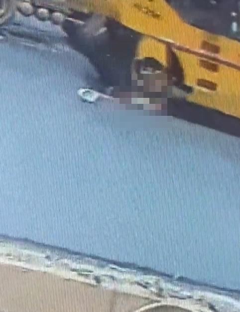 惟當駕駛員發現輾過異物後,竟然將壓路機向前開動,繼而再度輾過工人。(Twitter)