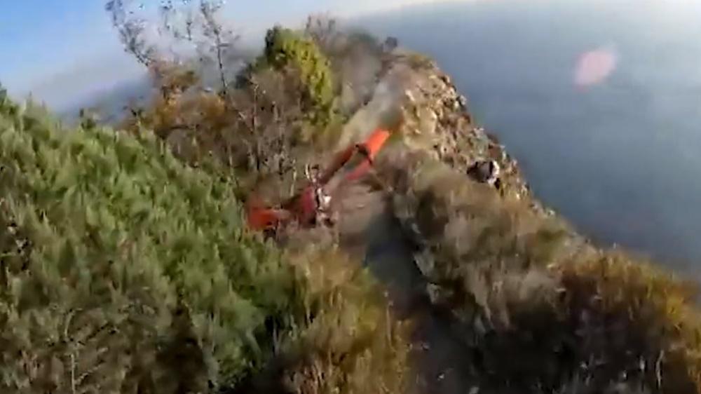 他先跌落近乎筆直的十數米崖,再滾落百米深谷,沿途翻起沙塵最後不見影蹤。(Twitter)