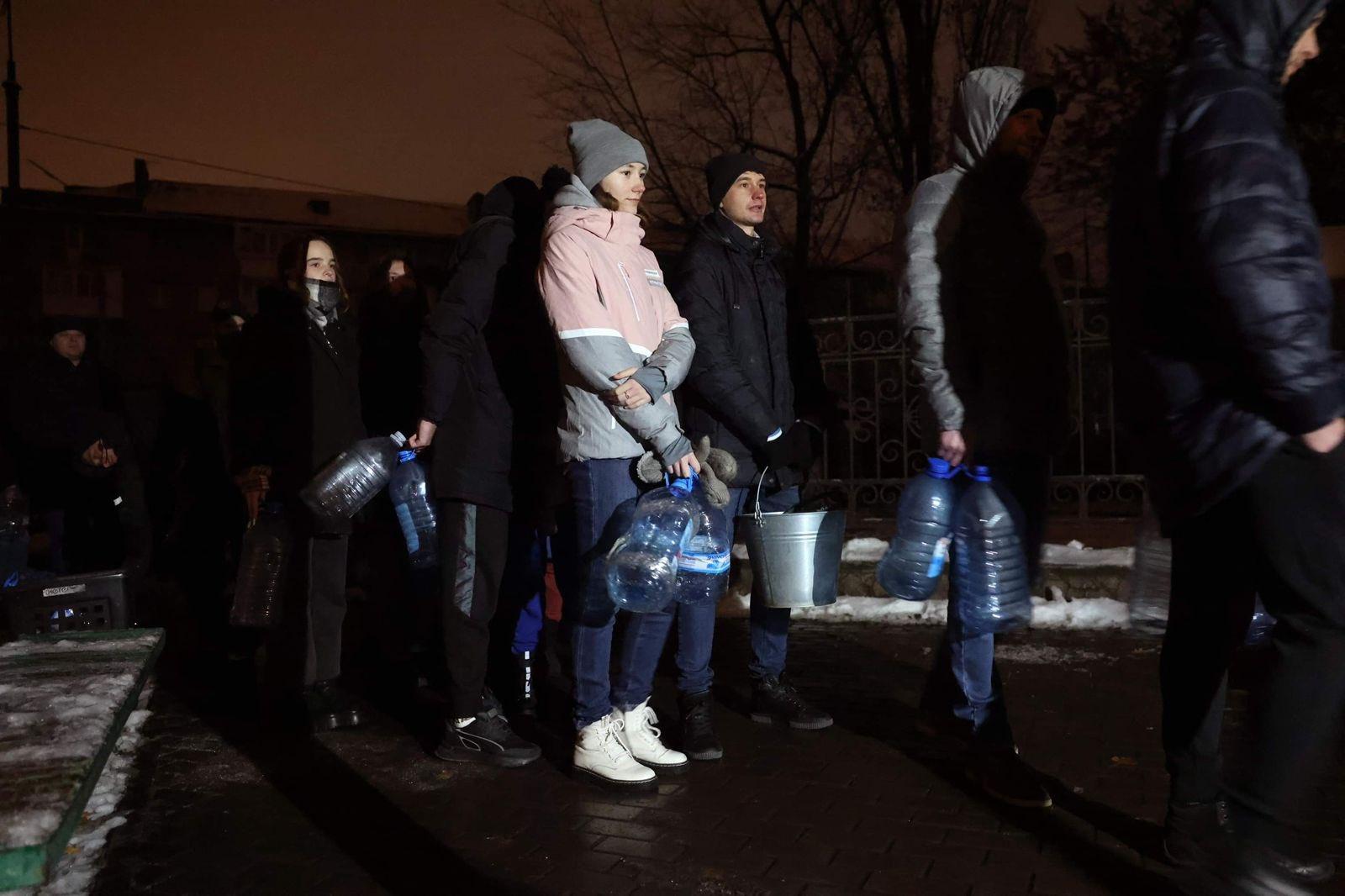 烏克蘭多處停水停電居民街頭輪水,俄方指烏答應要求可結束人民苦難。(Twitter)
