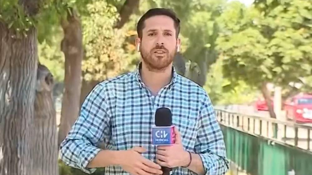 智利記者報道「搶劫案激增」,竟直擊自己耳機被搶。(Twitter)